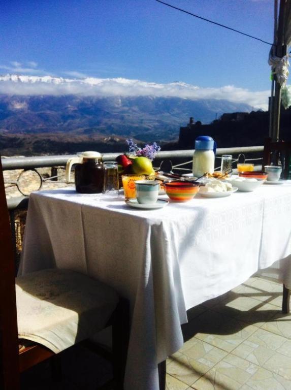 Ruols Guesthouse Gjirokastra Kültér fotó