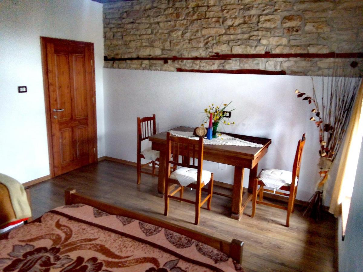 Ruols Guesthouse Gjirokastra Kültér fotó