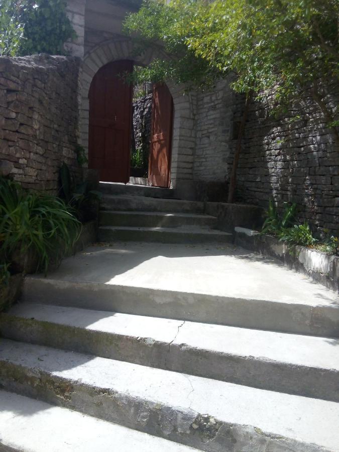 Ruols Guesthouse Gjirokastra Kültér fotó